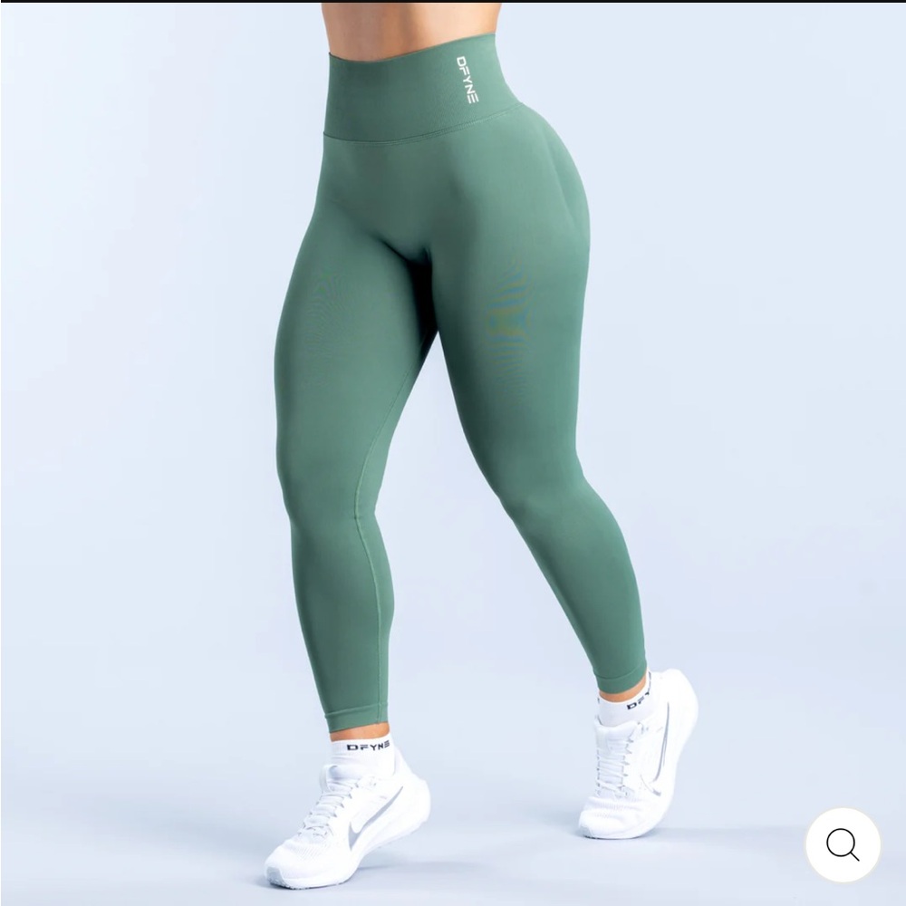 medium DFYNE dynamic leggings in “pistachio”